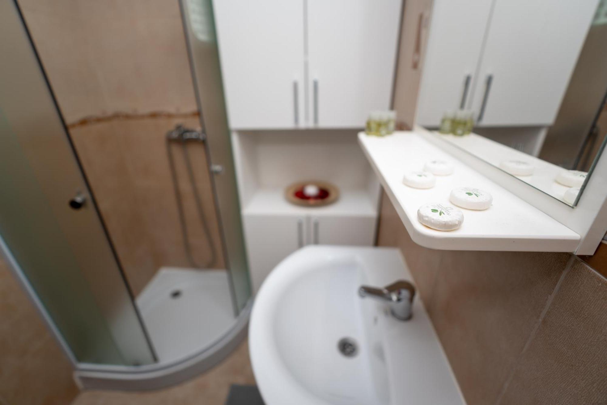 Hotel Studio Titan บูคาเรสต์ ภายนอก รูปภาพ